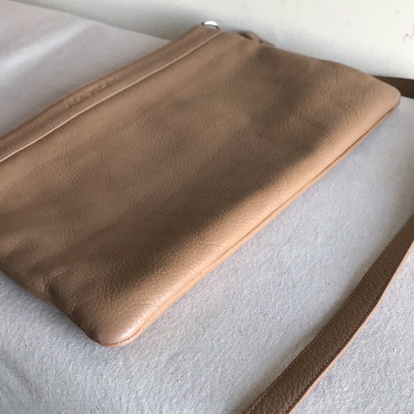 Ala Pilar clutch or shoulder bag Tan pebbled leather. Zip close. Fabric lining - Picture 9 of 11